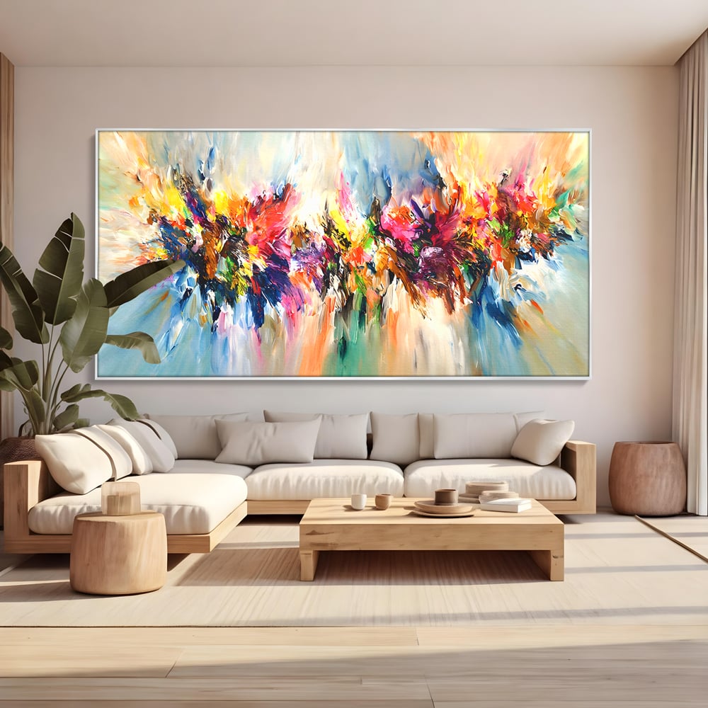 Tablou canvas cu pictura abstracta cu explozie de culoare, in rama de aluminiu argintiu, pe perete intr-un living